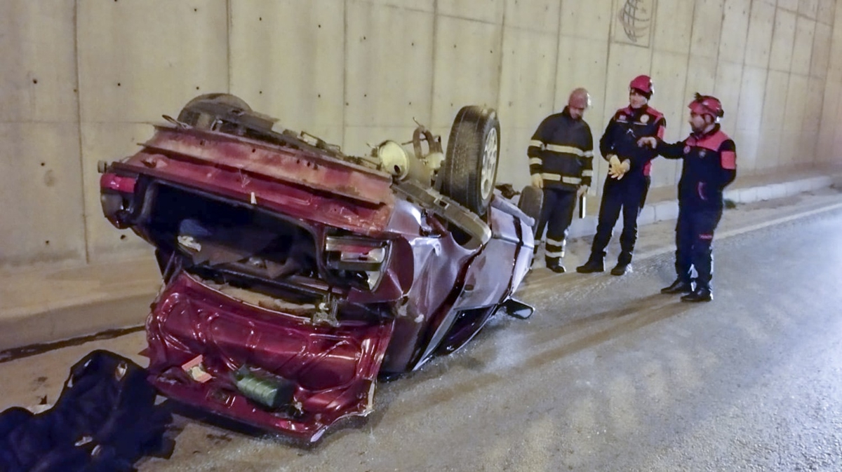 �orum'da otomobil devrildi! 1 �l�, 3 yaral�