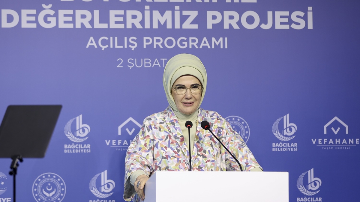 Emine Erdo�an: Bizim anlay���m�zda ya�� kemale erenler toplumun �nc�s� kabul edilir