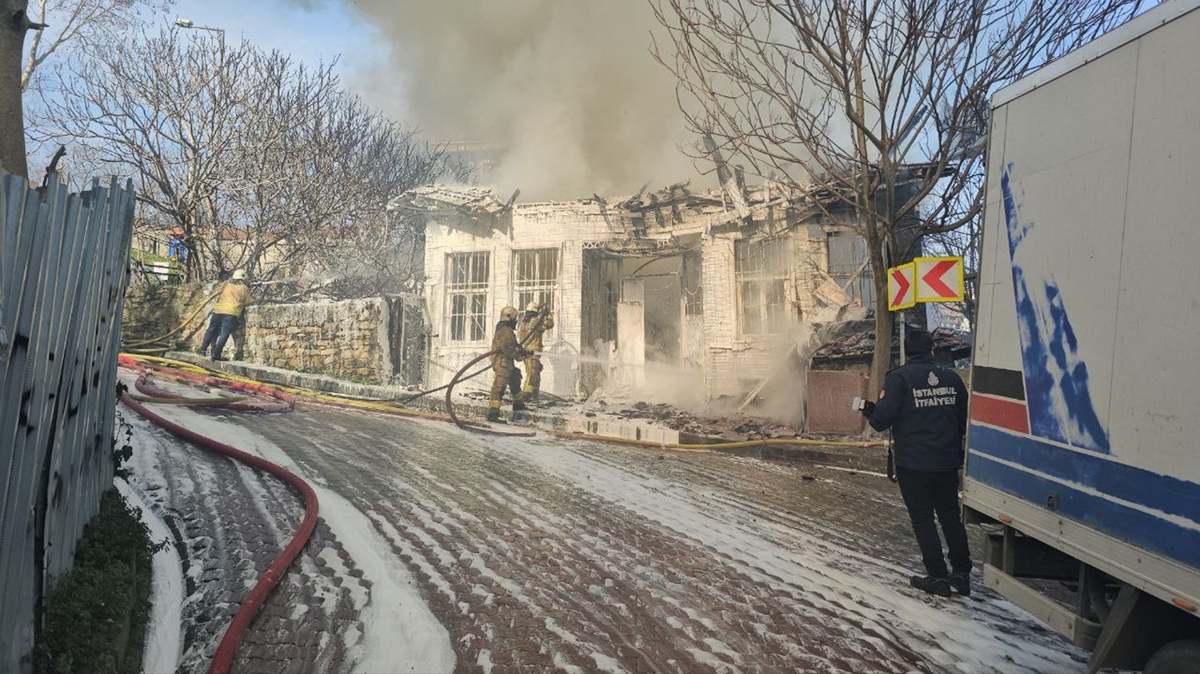 �stanbul'da Ey�psultan'daki ah�ap evde hen�z belirlenemeyen bir nedenle yang�n ��kt�