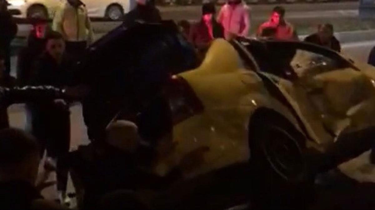 Defalarca takla atan otomobil halk otob�s�ne �arparak durdu