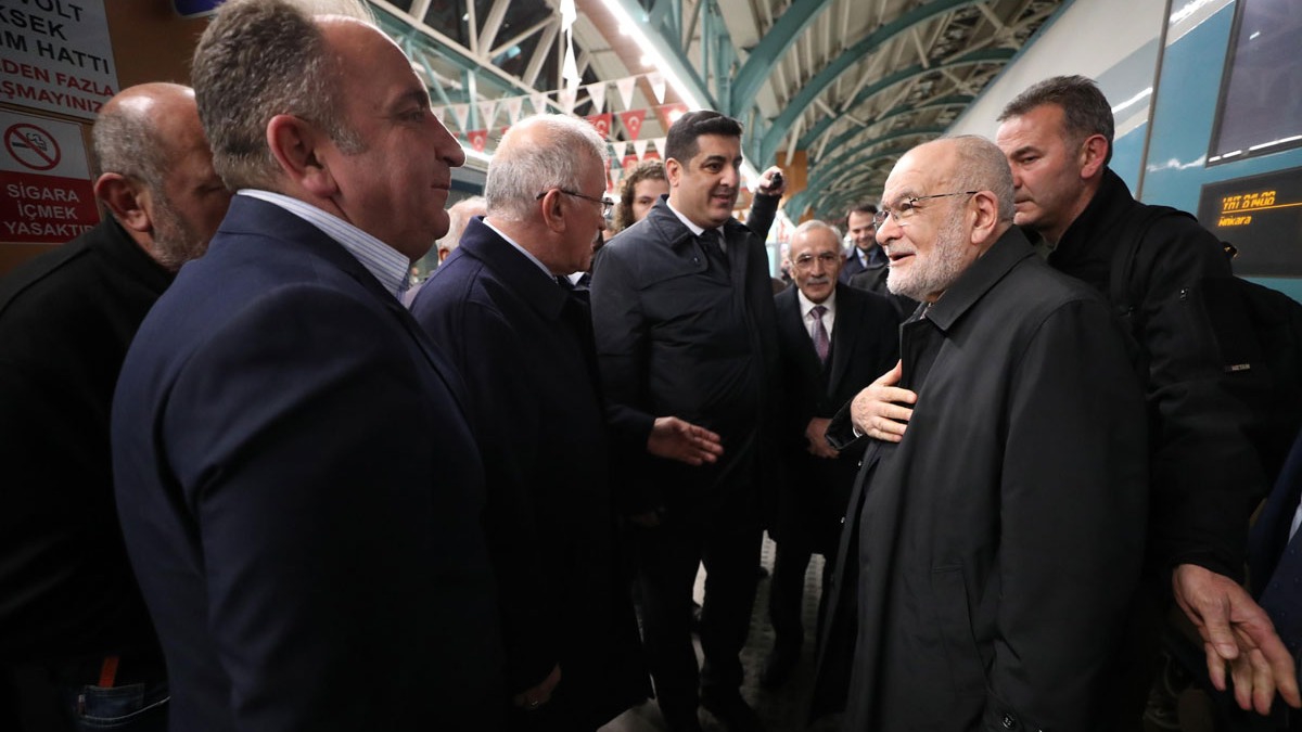 Karamollao�lu, Sivas'a ele�tirdi�i h�zl� trenle gitti