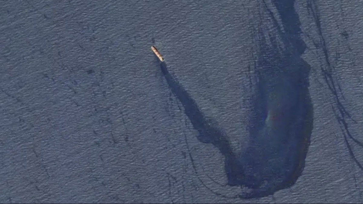 K�z�ldeniz'de �evre felaketi! Husilerin vurdu�u amonyum s�lfat y�kl� �ngiliz gemisi batt�