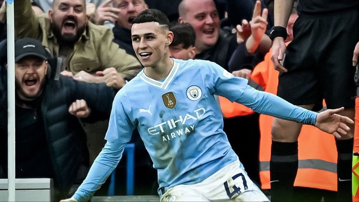 Manchester derbisinde, City'den tarihi geri d�n��!