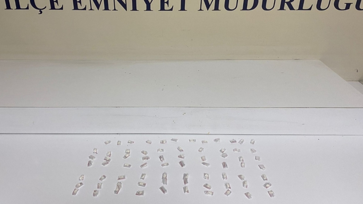 �i�li'de i� yerinin �n�ndeki alana �orapla uyu�turucu gizleyen zanl� yakaland�