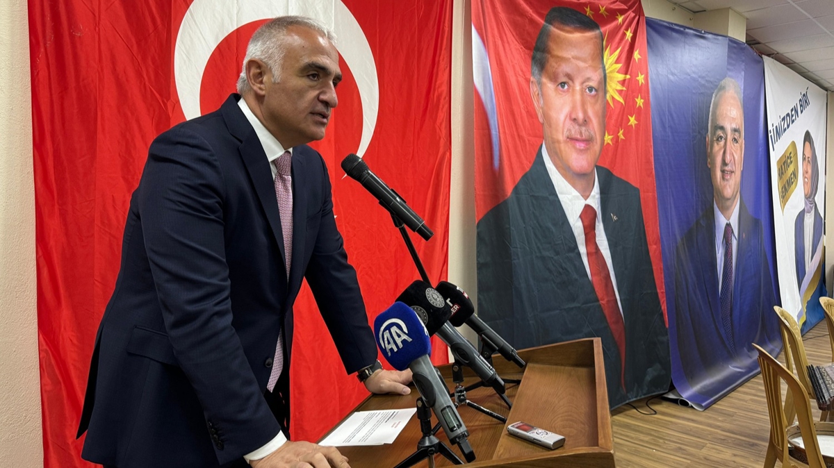 Bakan Ersoy, Antalya'da vatandaşlarla iftar programında bir araya geldi