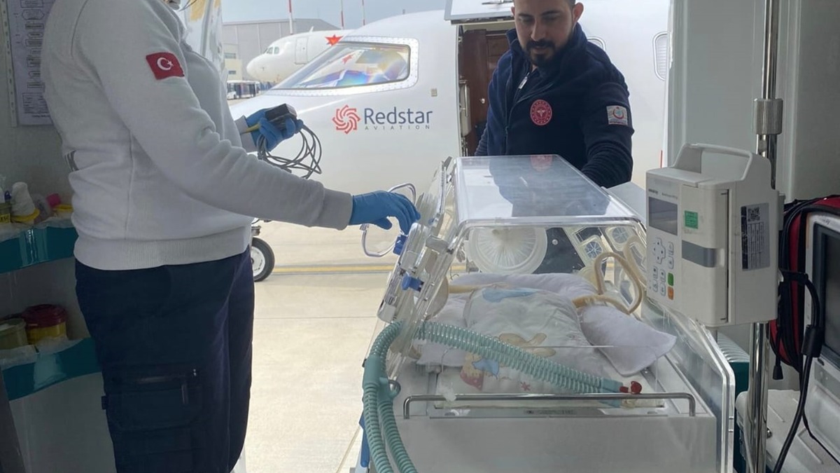 Ambulans uçak kalbinde sorun bulunan 2 günlük bebek için havalandı