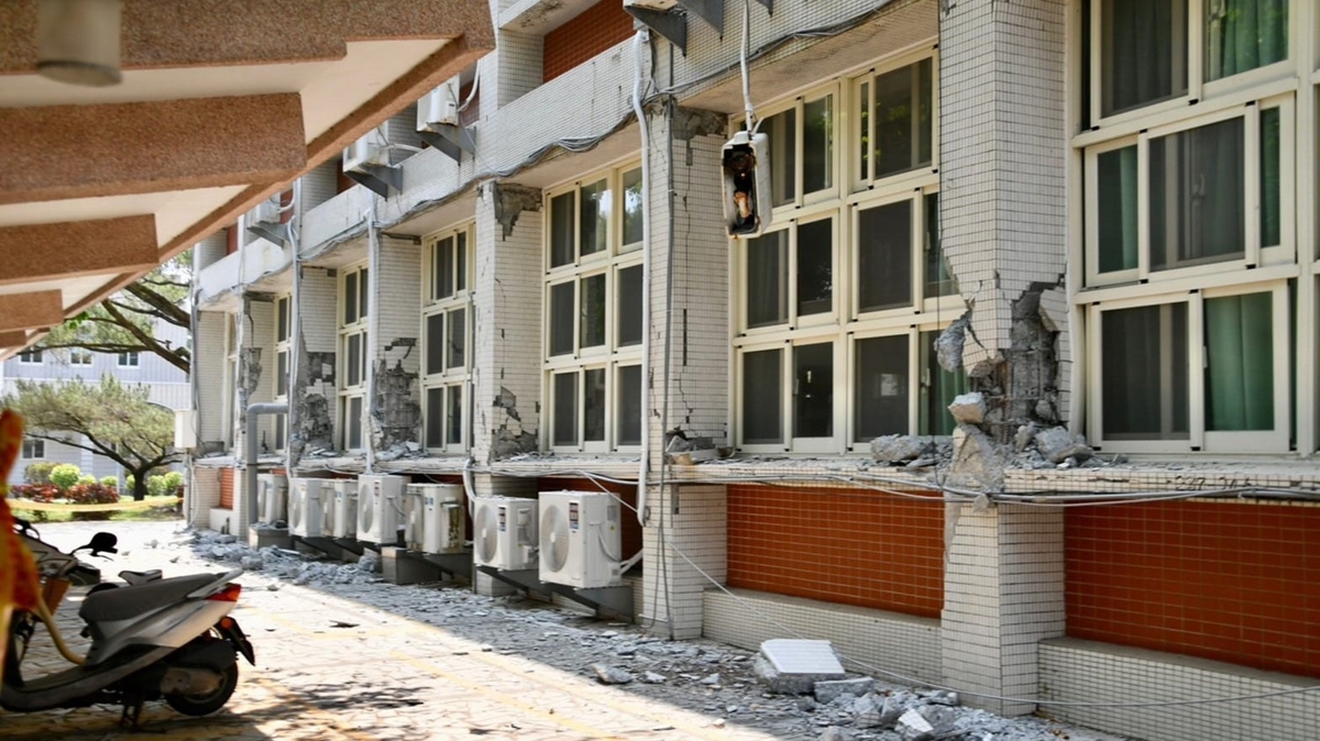 7.4 b�y�kl���nde deprem meydana gelmi�ti... �l� say�s� 10'a y�kseldi