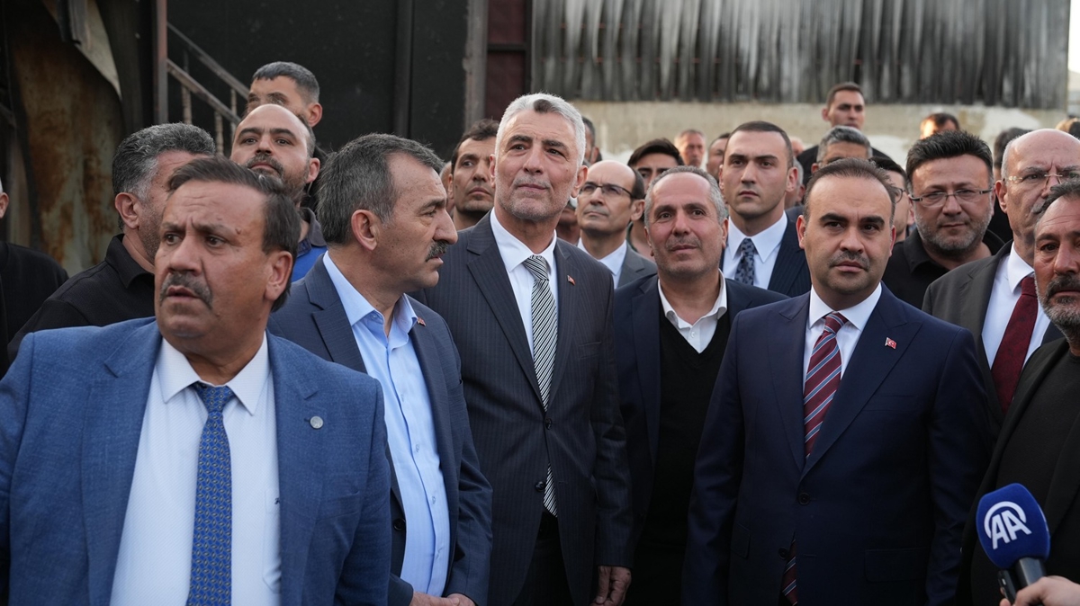 Bakanlar Kac�r ve Bolat, Ankara'daki yang�n sahas�n� inceledi 