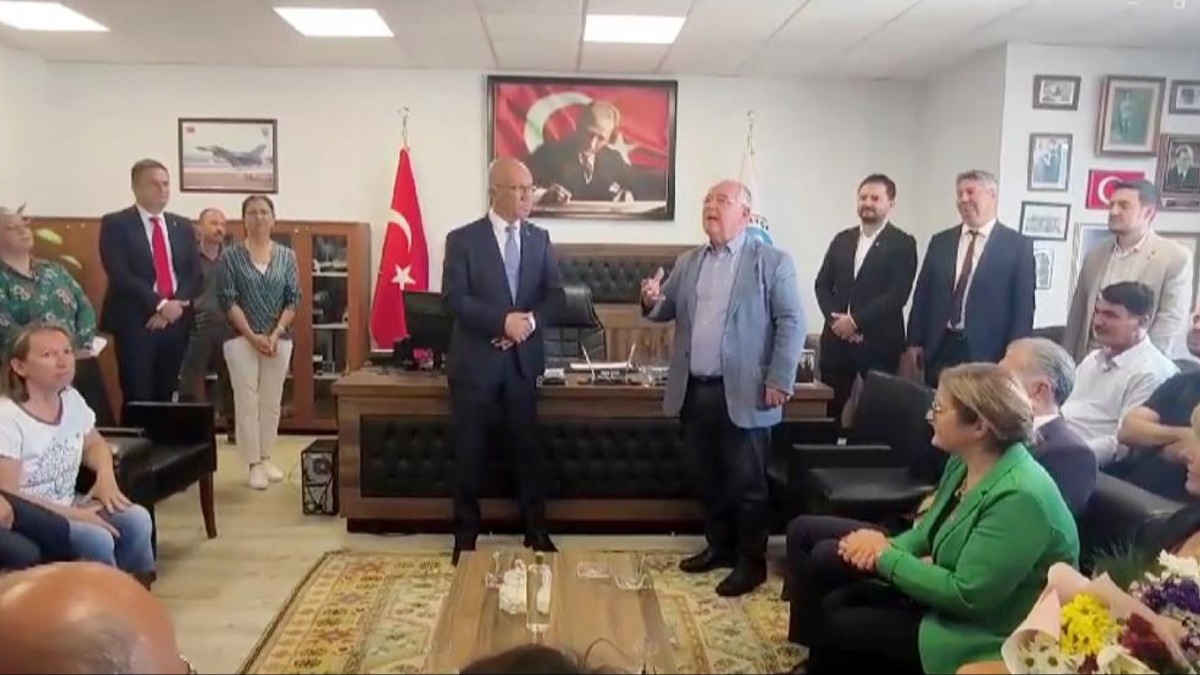 CHP'li isimden gidereyak makam odas�nda skandal s�zler! 