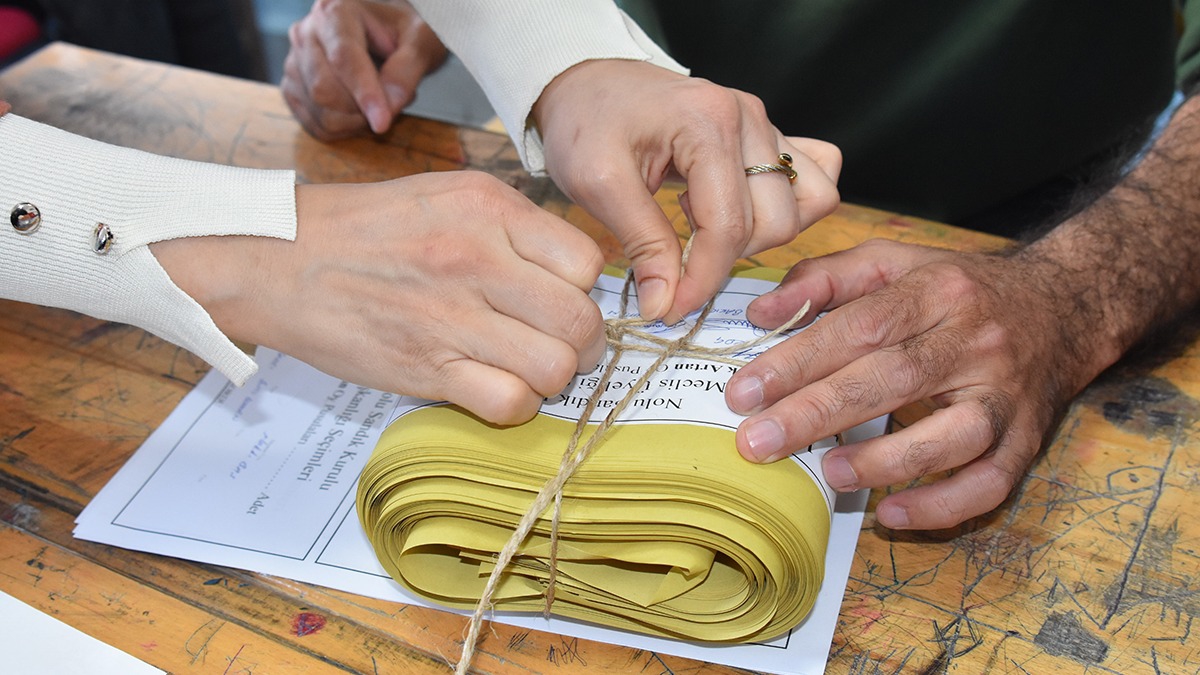 Ge�ersiz oy pusulalar� kayboldu! Yeniden se�im karar�