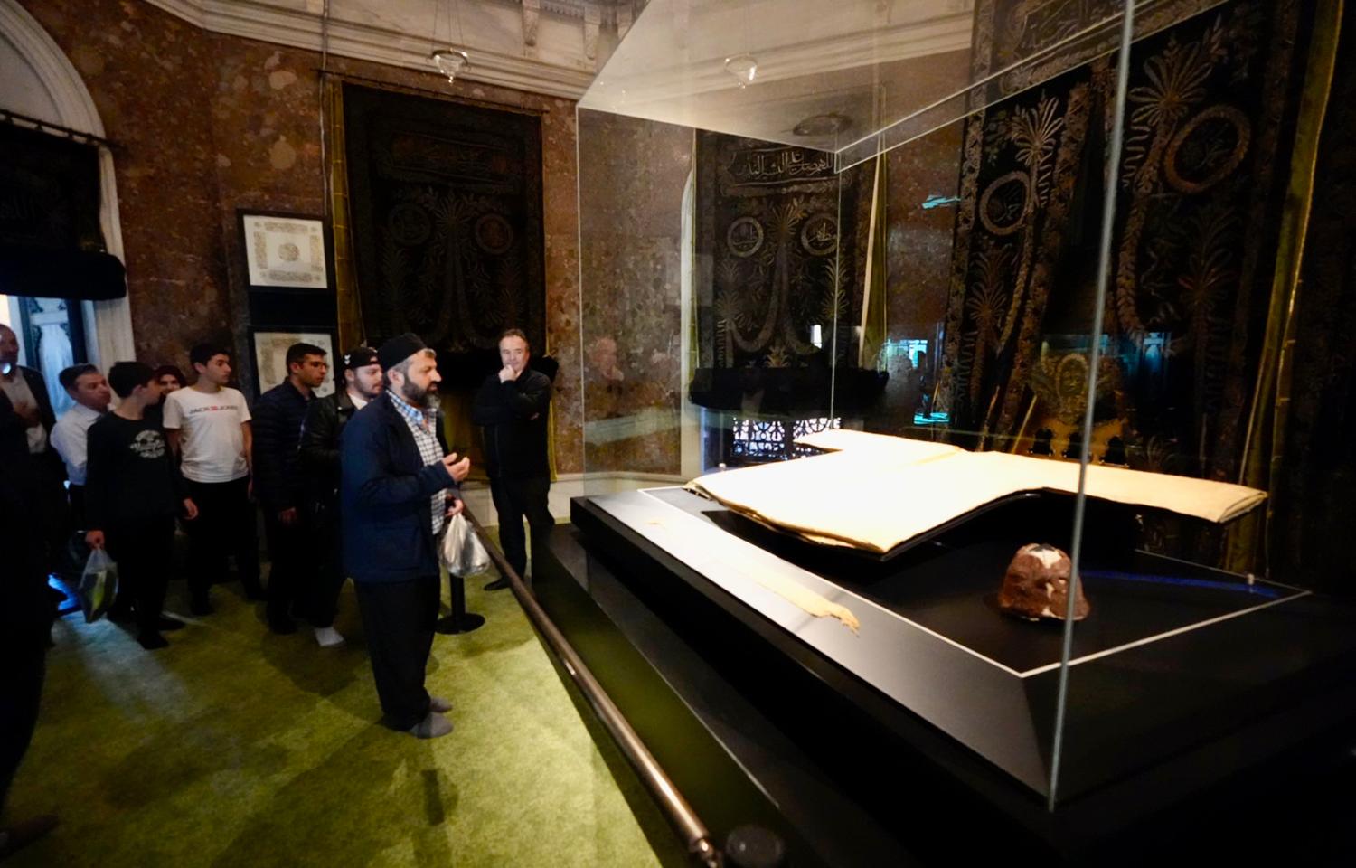 H�rka-i �erif, ikindi namaz�ndan sonra ziyarete kapat�ld�