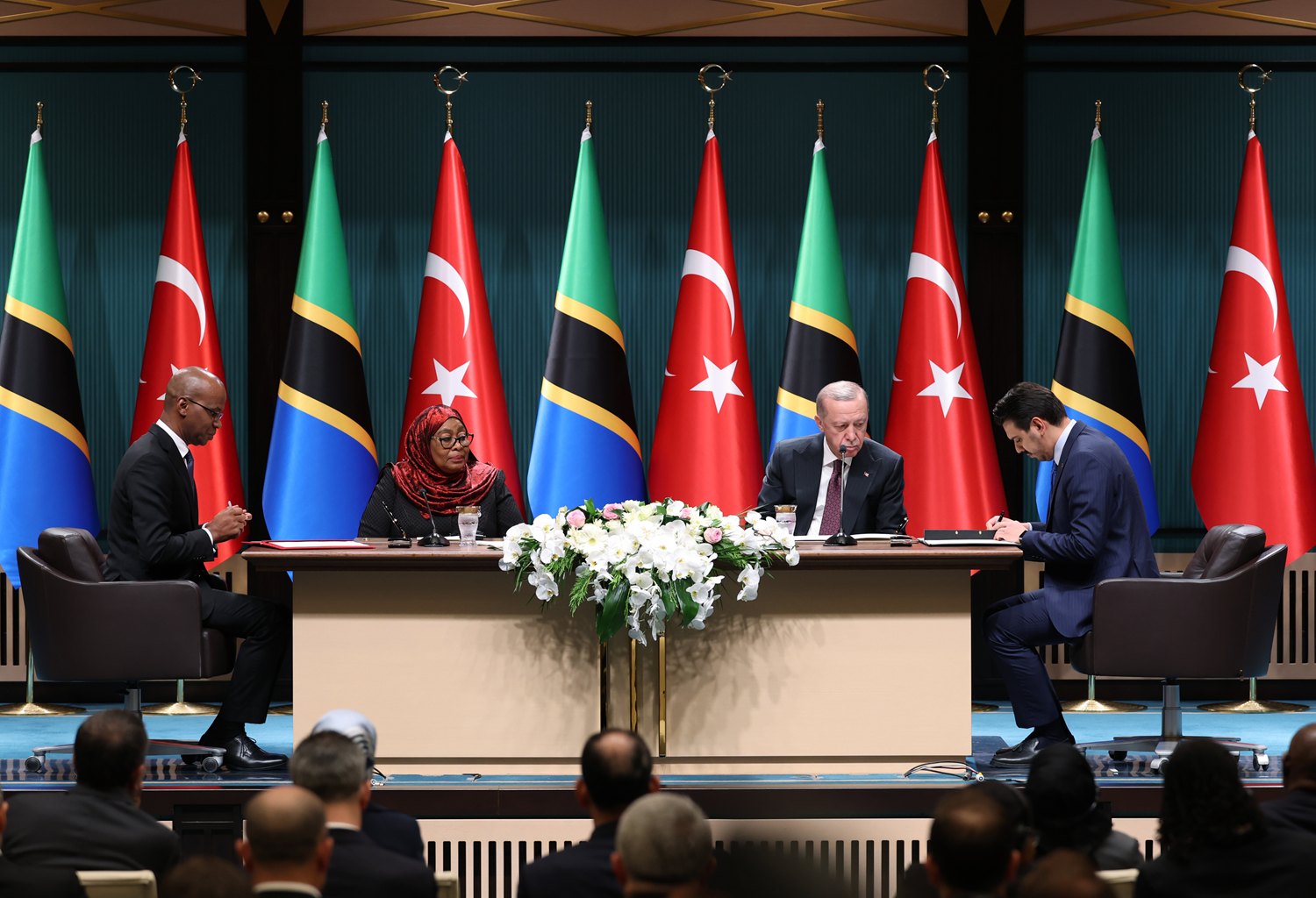 �mzalar pe� pe�e geldi