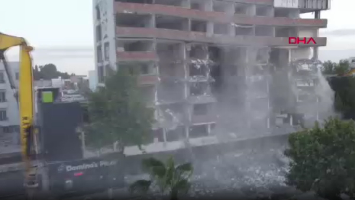 A��r hasarl� binalar�n y�k�m�na devam ediliyor