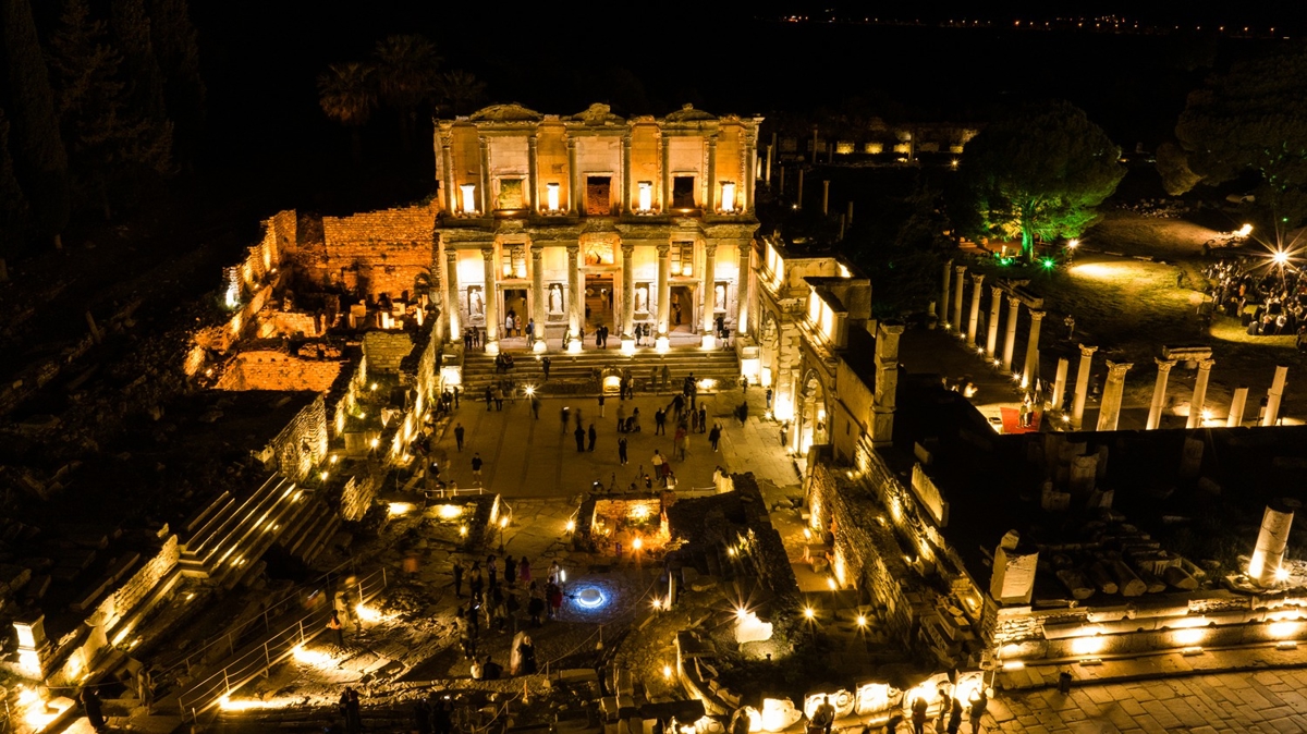 �zmir'de 'gece m�zecili�i' tan�t�m toplant�s�n�n ard�ndan vatanda�lar antik kenti gezdi