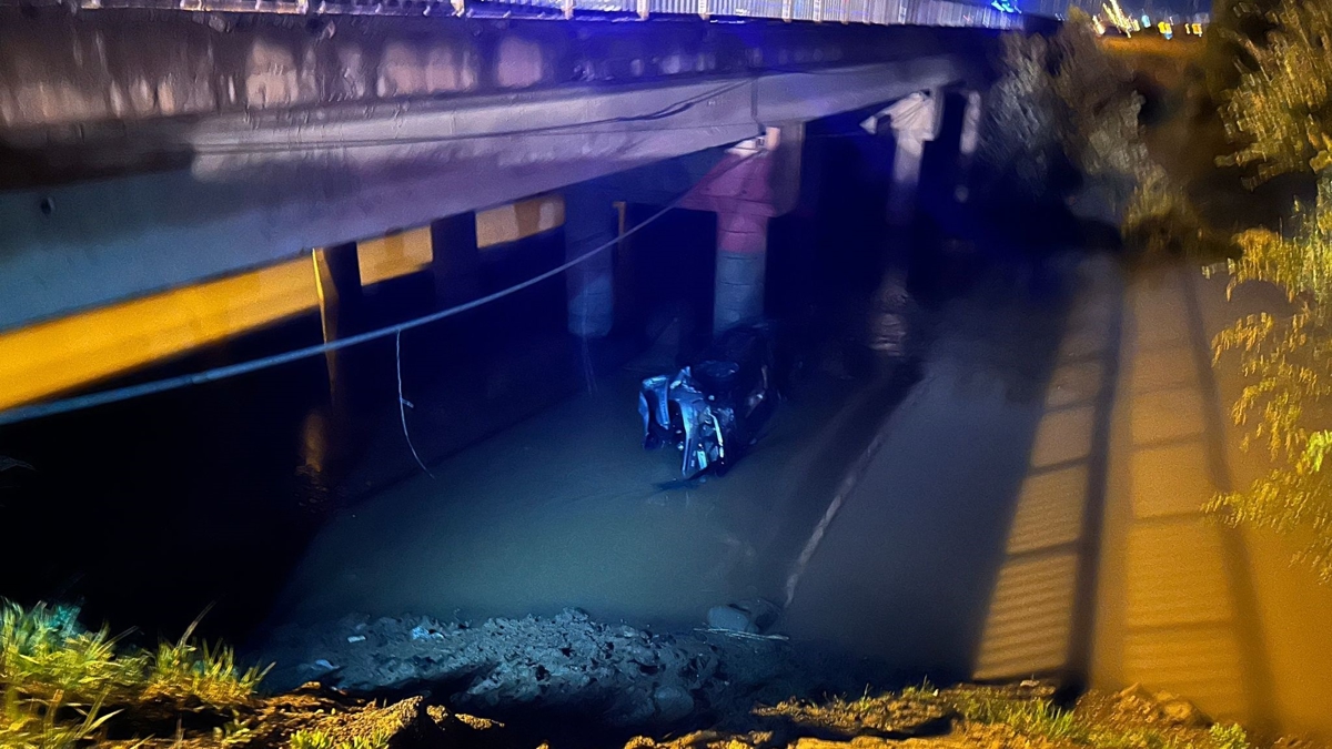 Otomobil nehre u�tu! 3 ki�iyi itfaiye kurtard�