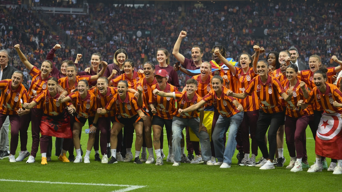 �ampiyon Galatasaray Kad�n Futbol Tak�m�'ndan RAMS Park'ta kutlama