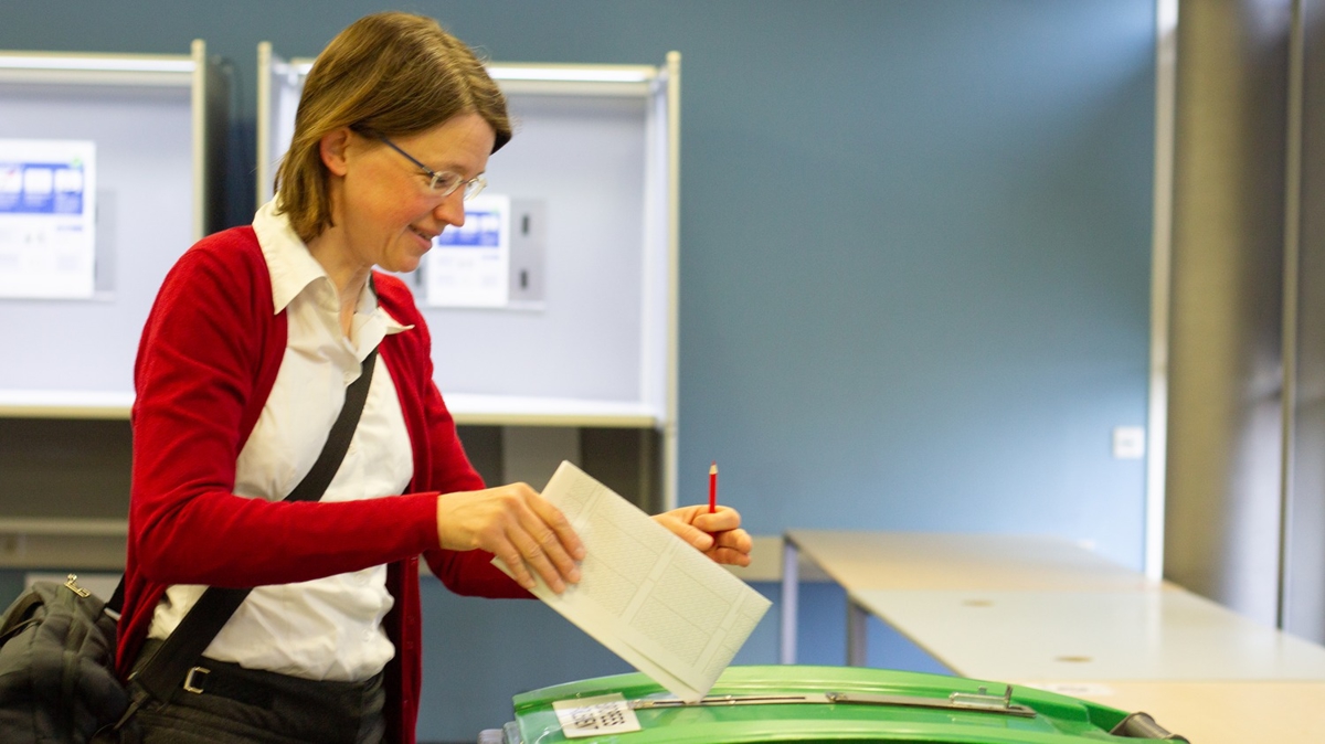 Hollanda AP se�imleri i�in sand�k ba��nda