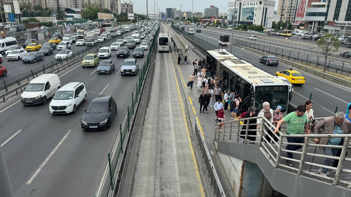 �stanbul'da trafik yo�unlu�u ya�an�yor