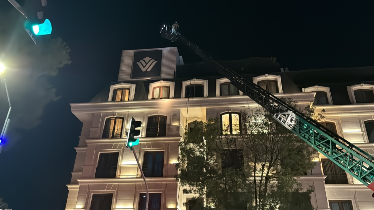 Kad�k�y'de bir otelde ��kan yang�n s�nd�r�ld�