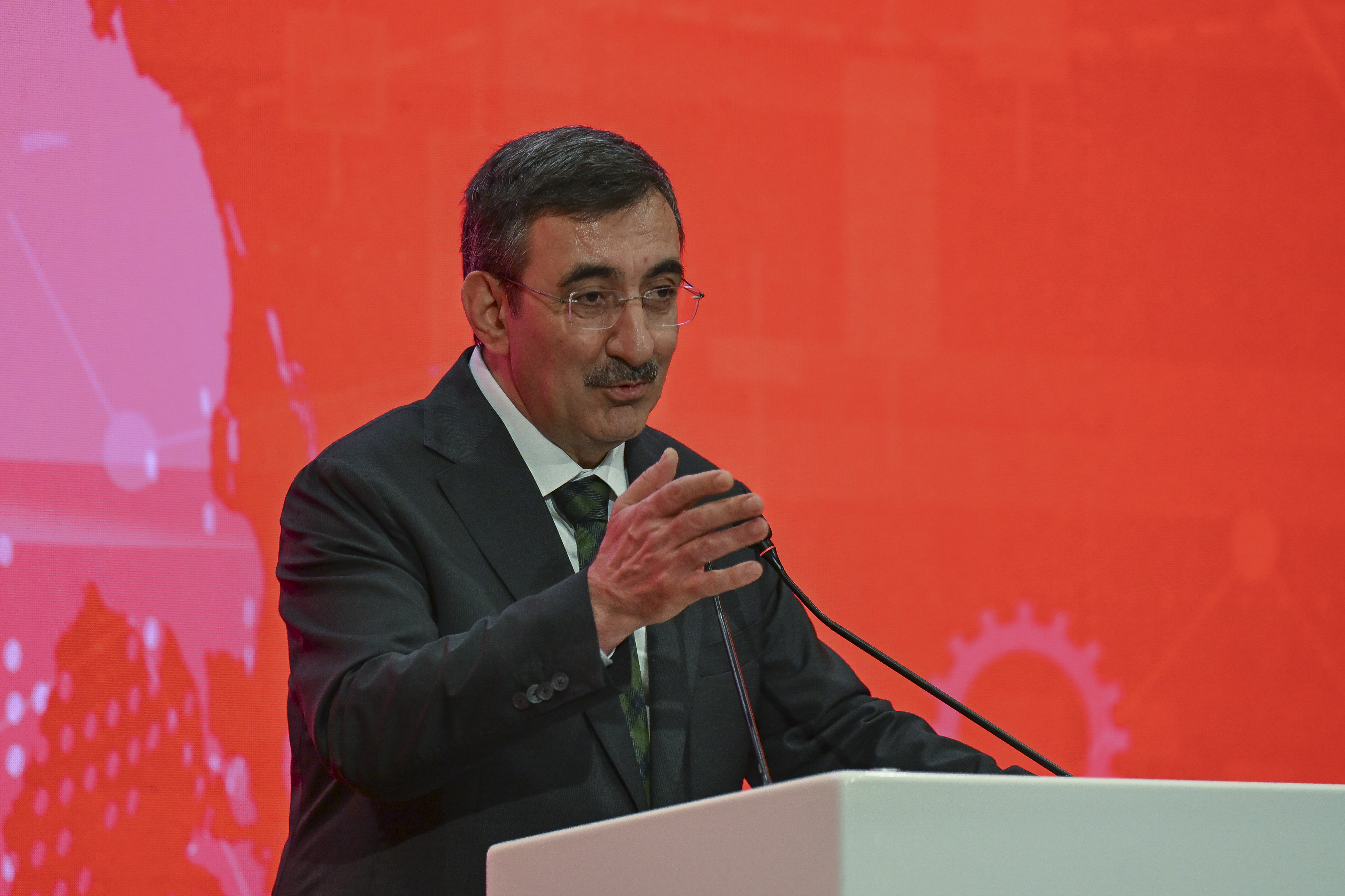 Cumhurba�kan� Yard�mc�s� Y�lmaz: Dezenflasyon d�nemine giriyoruz