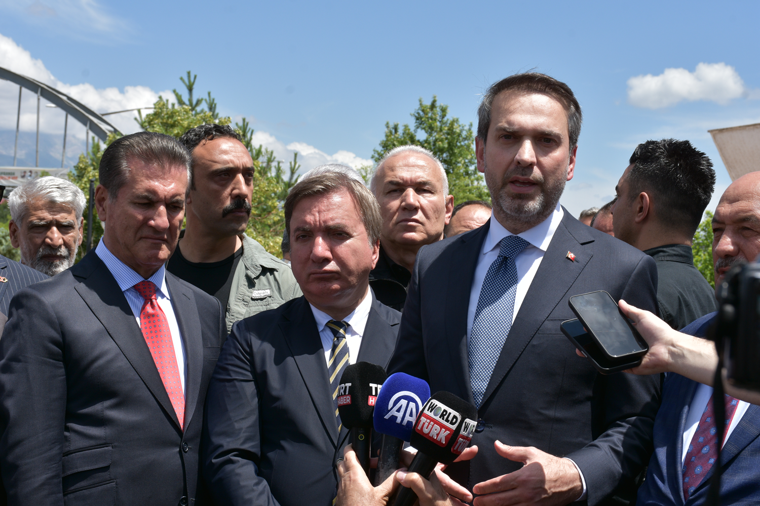 5 i��inin cenaze namaz�na kat�lan Bakan Bayraktar: Adeta i�neyle kuyu kazd�k