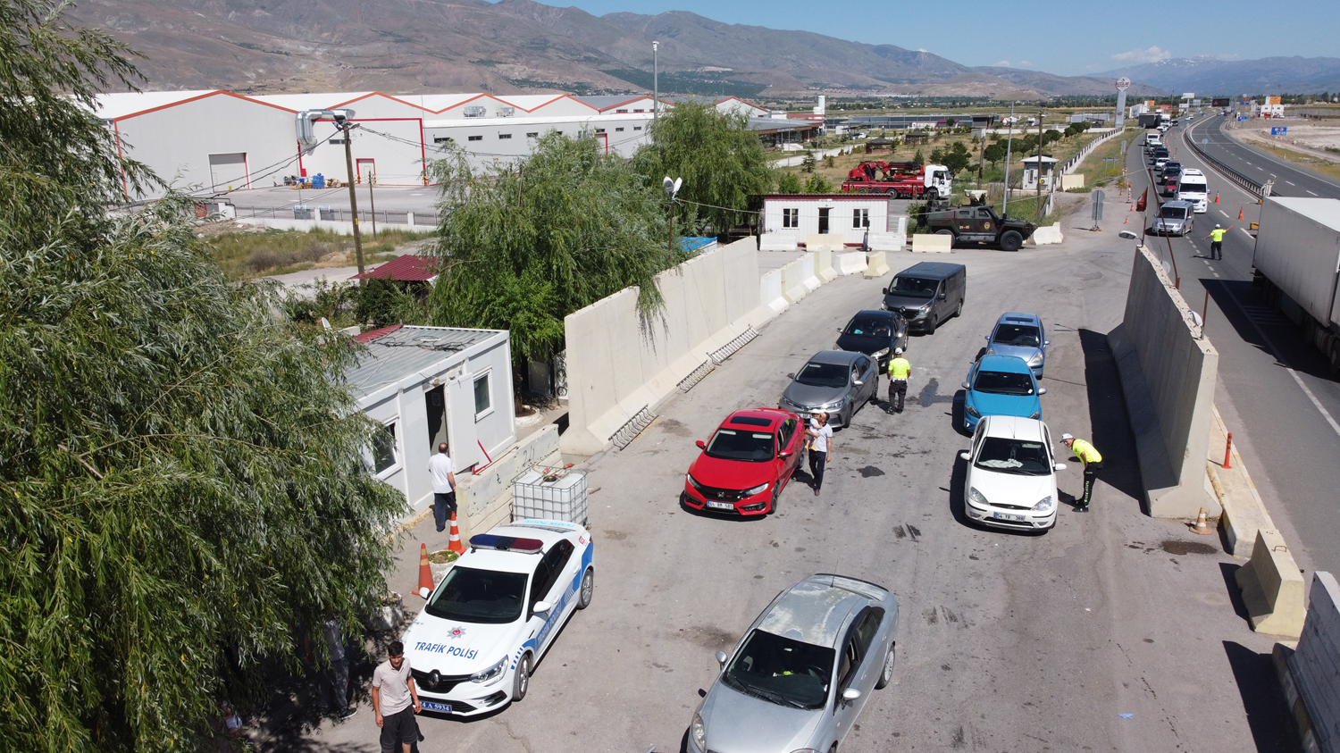 Erzincan D-100 kara yolunda bayram yo�unlu�u