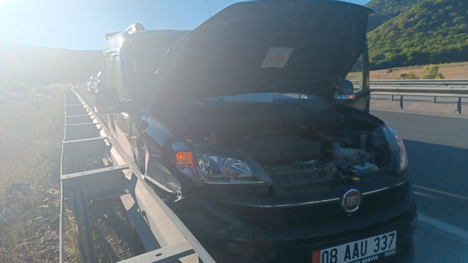 Erzincan'da otomobil bariyerlere �arpt�: 9 ki�i yaraland�