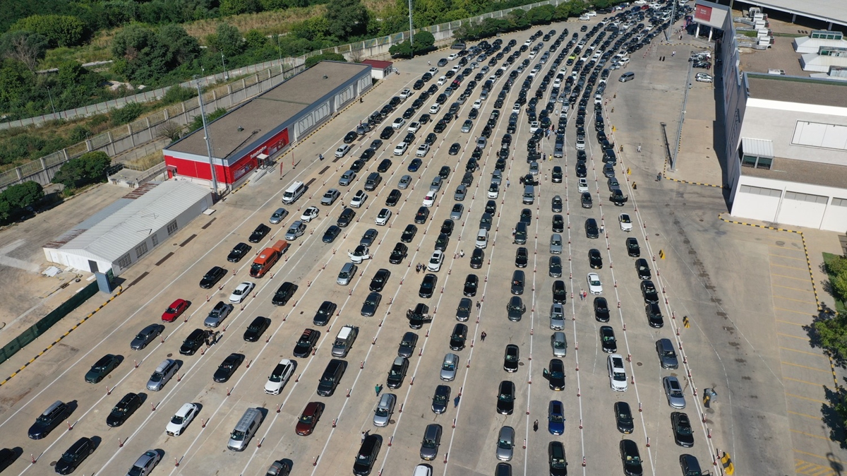 Ak�n ak�n T�rkiye'ye geliyorlar! Polis ve g�mr�k personelinin yo�un mesaisi s�r�yor 