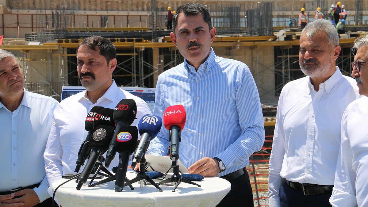 Bakan Kurum deprem b�lgesi Hatay'da! 200 bin konutun teslimi i�in tarih verdi