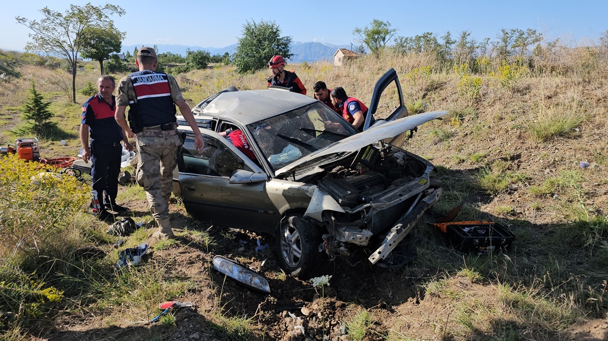 Erzincan'da ara� �arampole devrildi