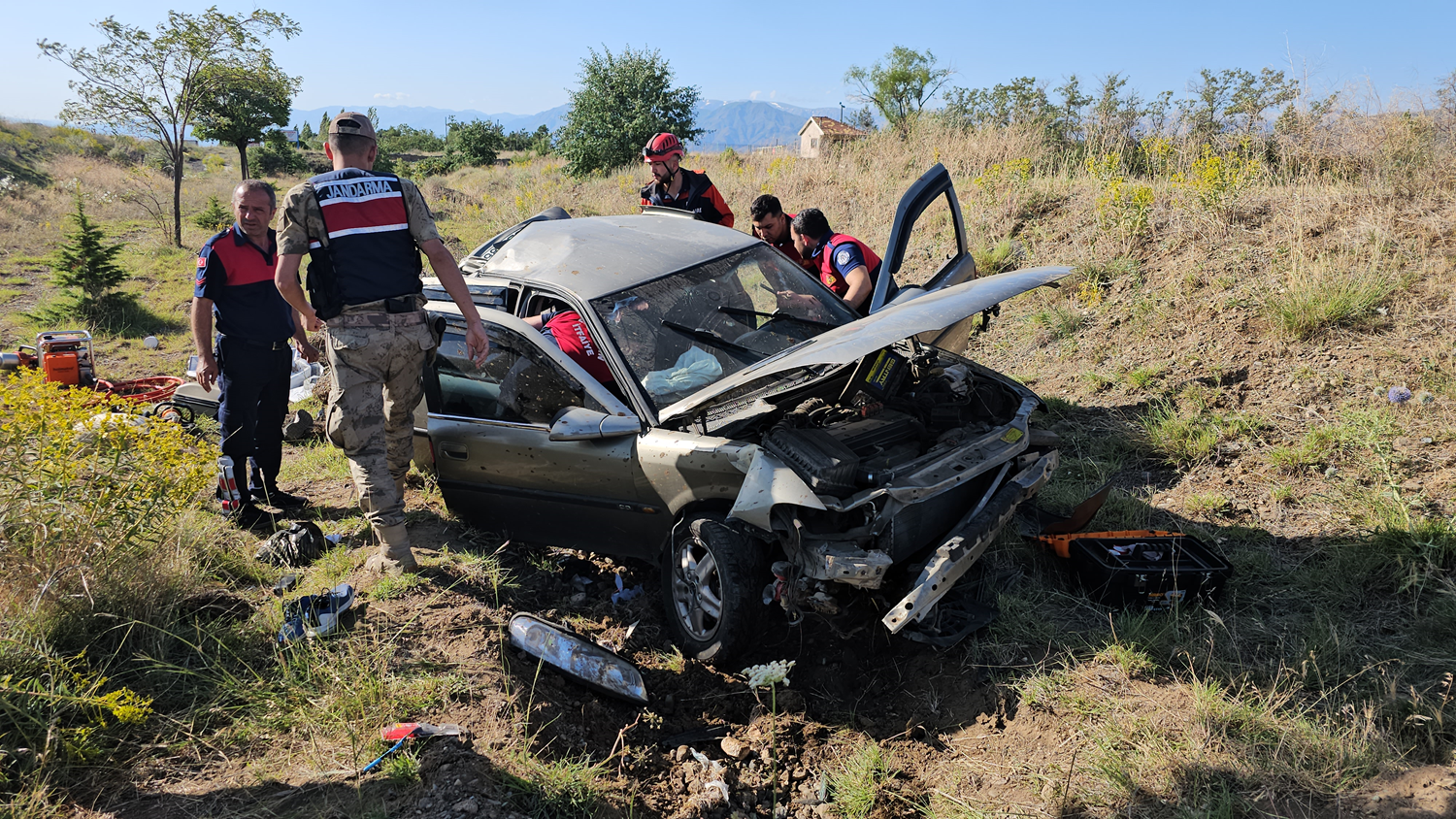 Erzincan'da ara� �arampole devrildi
