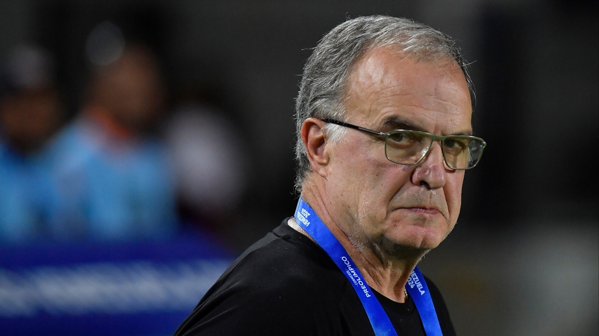 Marcelo Bielsa: Futbolu yoksullar�n, halk�n elinden ald�lar