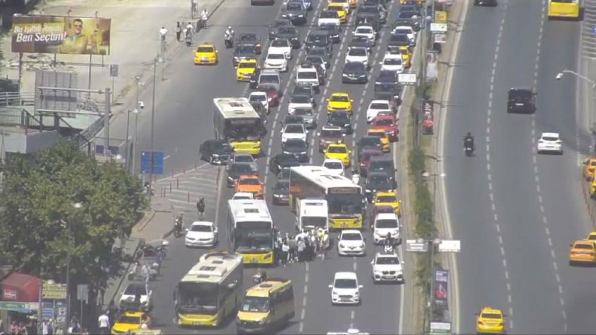 Motosiklette sara n�beti ge�iren ki�i �ETT otob�s�n�n �n�ne d��t�