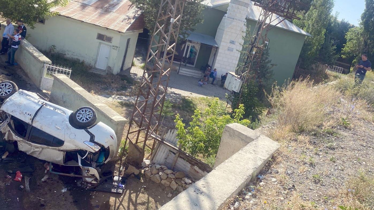 Otomobil 5 metreden d��t�: �ok say�da �l� ve yaral� var