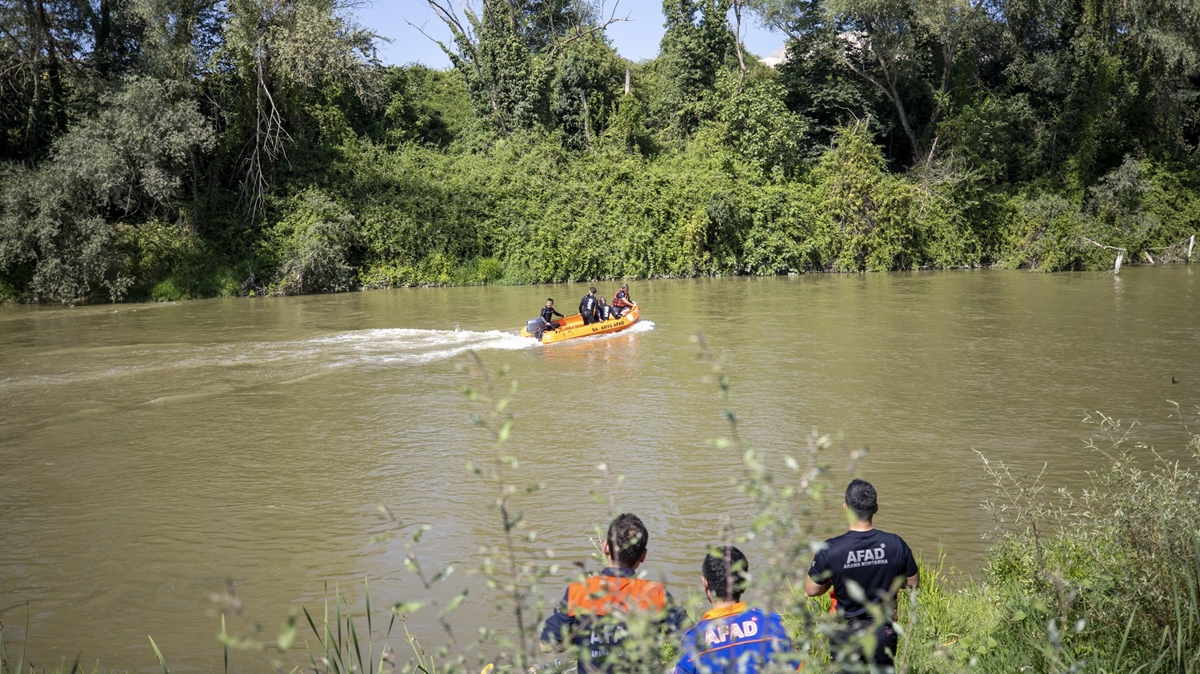 Sakarya Nehri'ne giren 11 ya��ndaki �ocuk bo�uldu