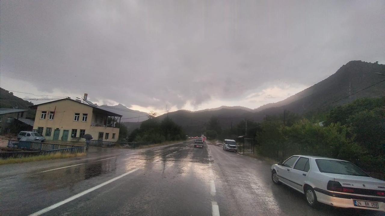G�m��hane'yi sa�anak ya��� vurdu, Erzincan-G�m��hane karayolu kapand�