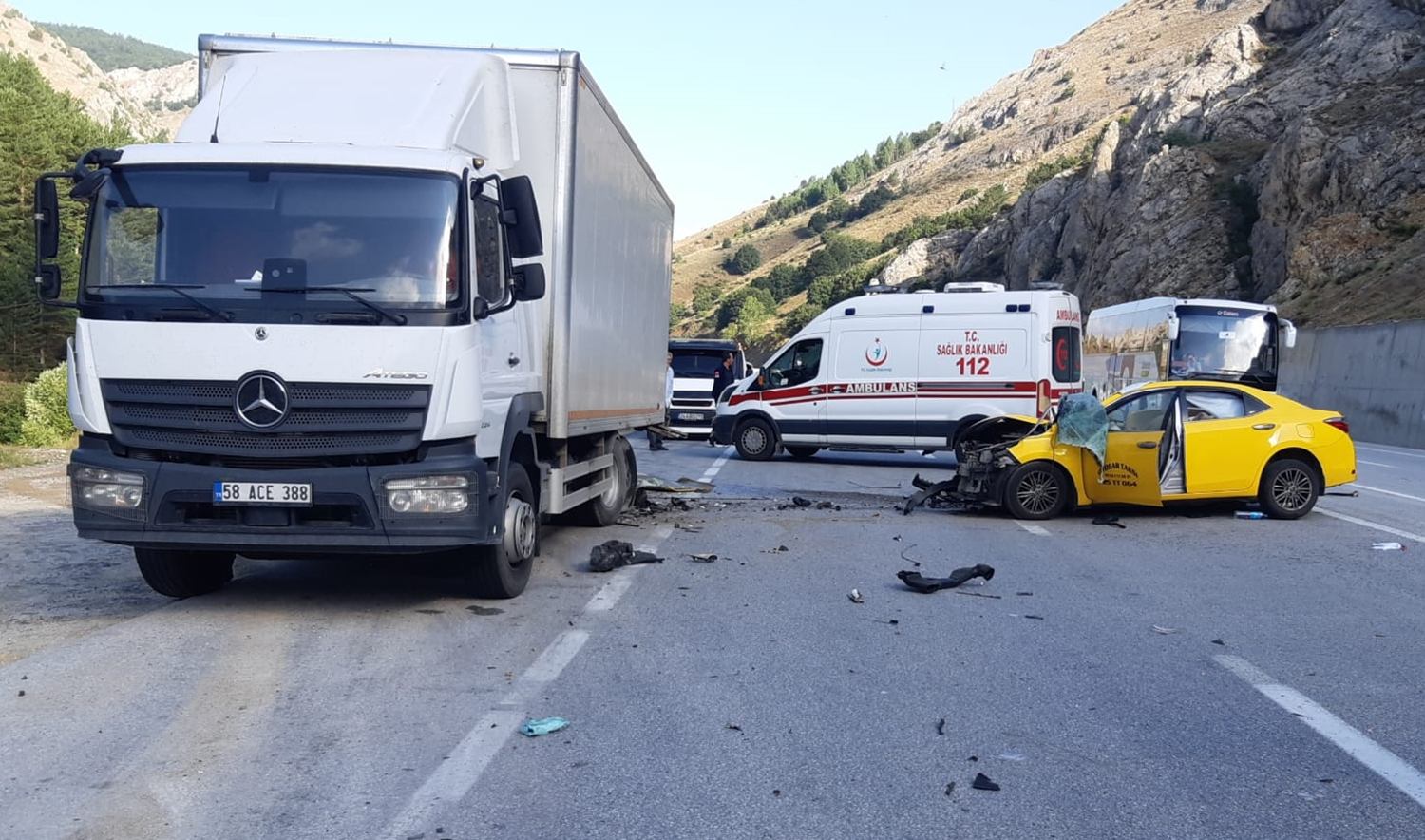 Erzincan'da otomobil park halindeki kamyona �arpt�: 2 �l�