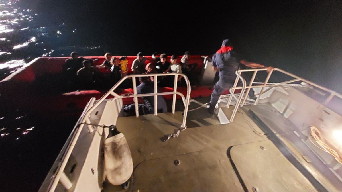 Bal�kesir a��klar�nda ar�zalanan bottaki 11 d�zensiz g��men kurtar�ld�