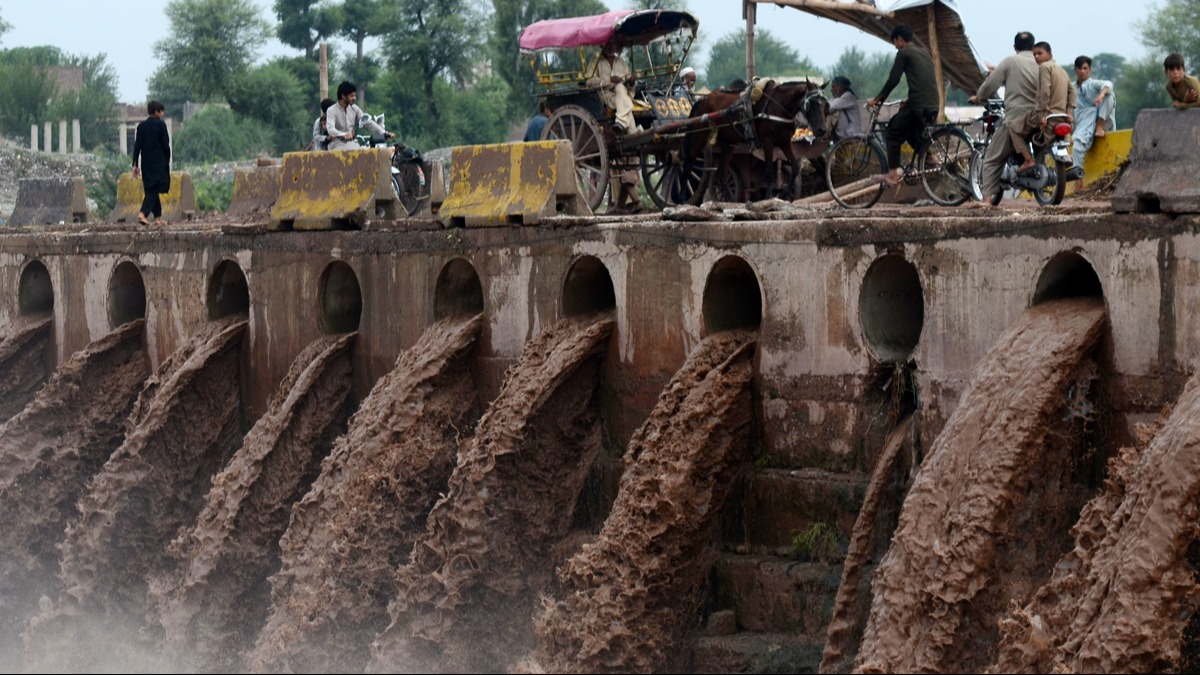 Pakistan'da  etkili olan muson ya�murlar� nedeniyle 154 ki�i hayat�n� kaybetti