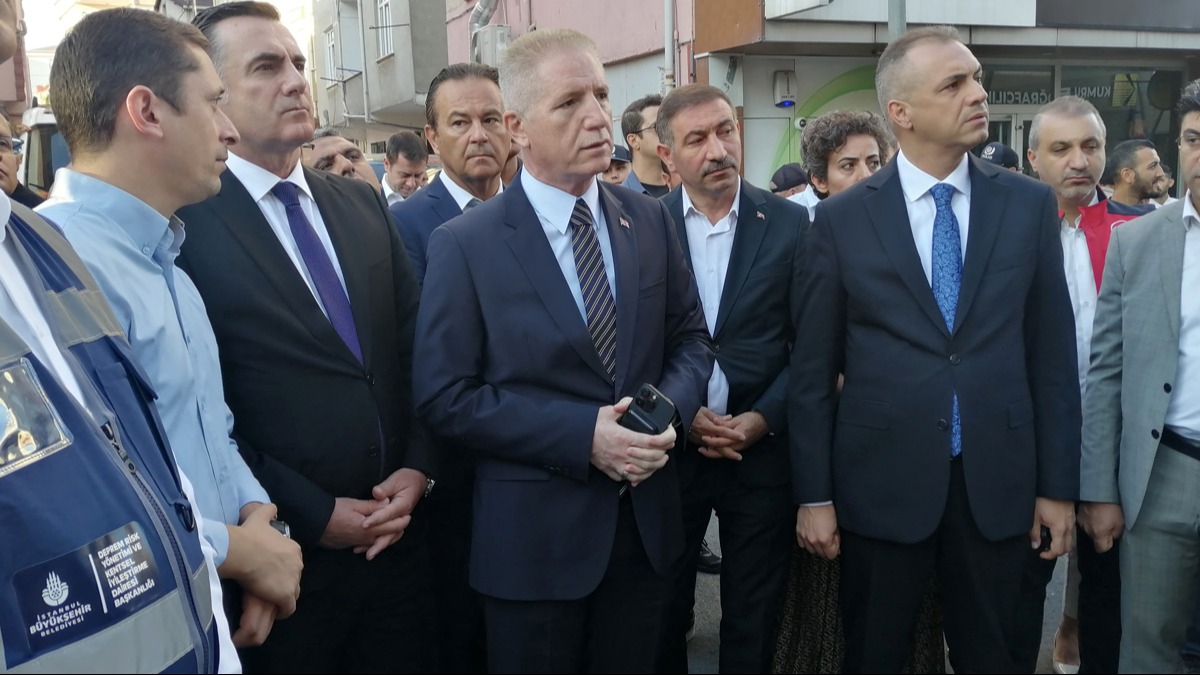 Vali G�l, Pendik'te �ETT otob�s�n�n binaya �arpt��� olay yerinde vatanda�larla g�r��t�