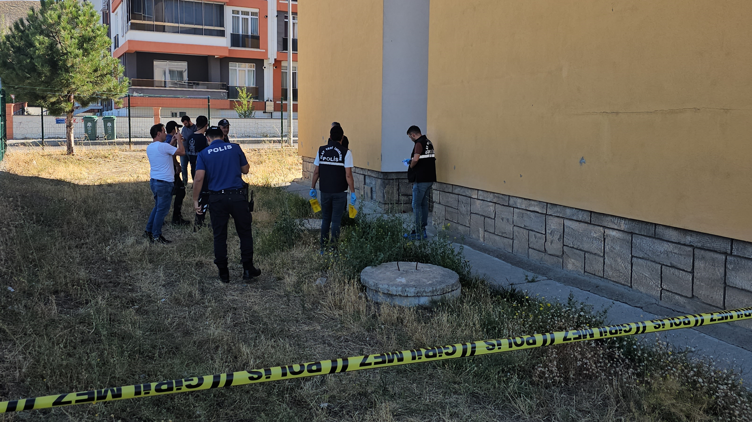 25 ya��ndaki gen� apartman bah�esinde �l� bulundu