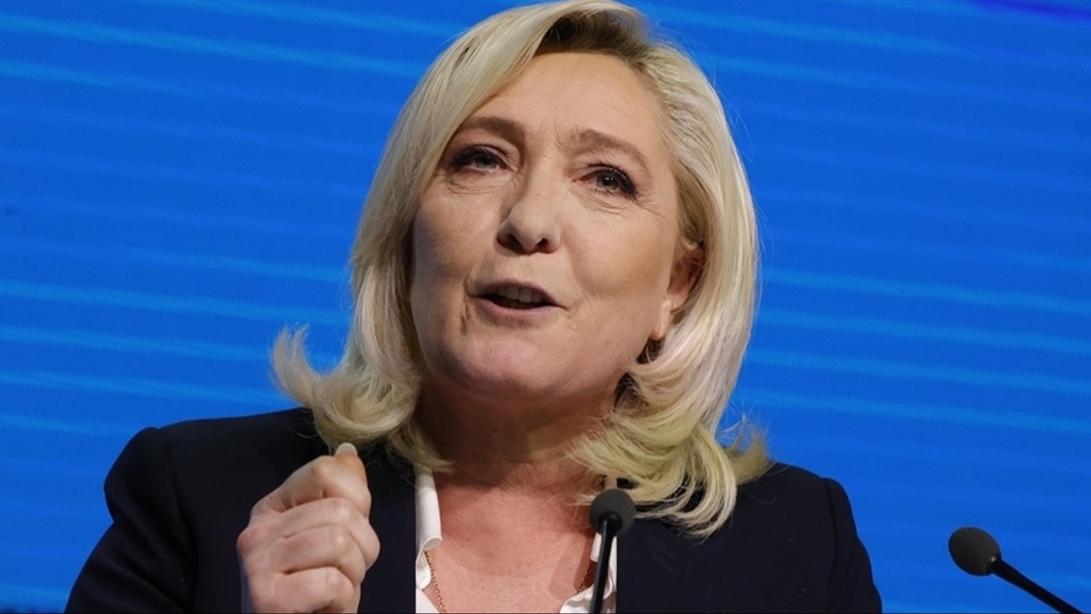 Fransa h�k�met d���m� ��z�lemiyor! A��r� sa�c� Le Pen'den Macron'a referandum �a�r�s�