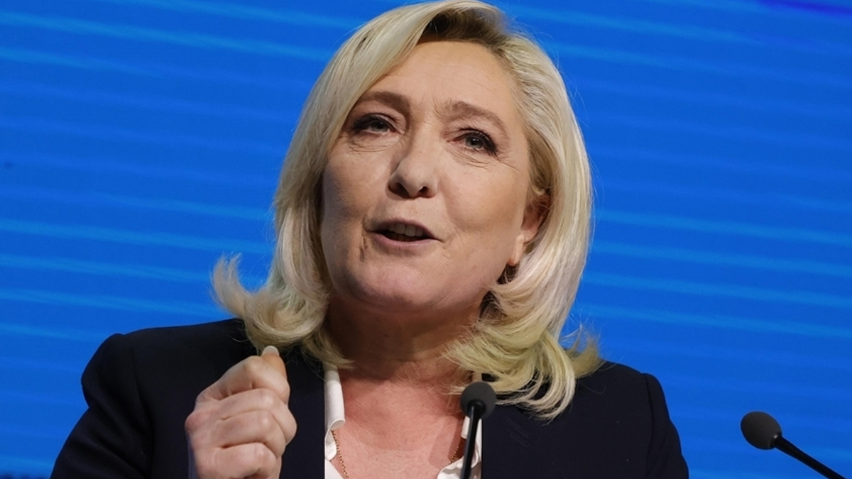 Fransa h�k�met d���m� ��z�lemiyor! A��r� sa�c� Le Pen'den Macron'a referandum �a�r�s�