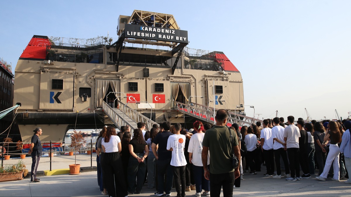 Hatay'da limana demirleyen 'Y�zen Okul'da ��renciler dersba�� yapt�