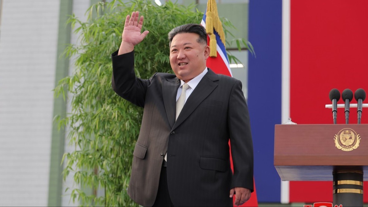 Kuzey Kore Demokratik Halk Cumhuriyeti 76 ya��nda