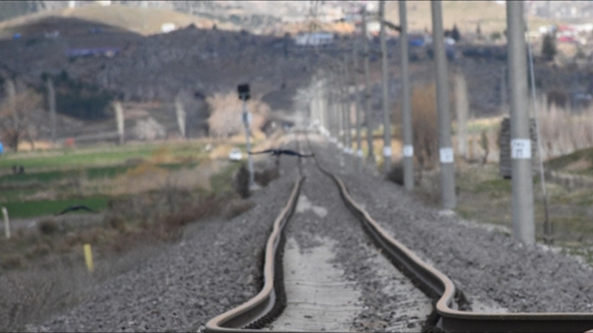 Tren raylar�n� �almak isteyen �ah�slar su��st� yakaland�