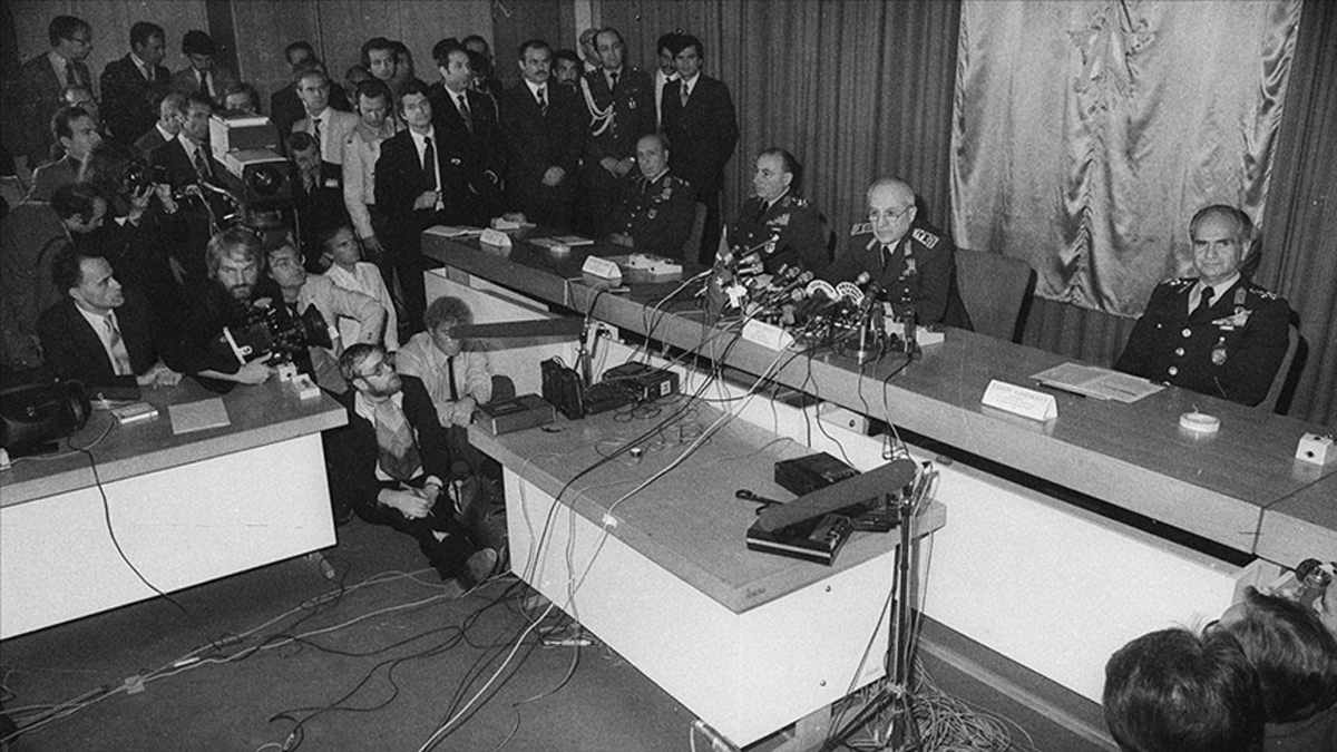 T�rk demokrasi tarihinin 44 y�ll�k utan� sayfas�: 12 Eyl�l darbesi