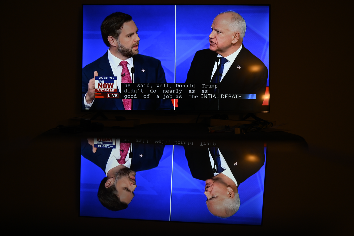 Walz ile Vance canl� yay�nda kozlar�n� payla�t�