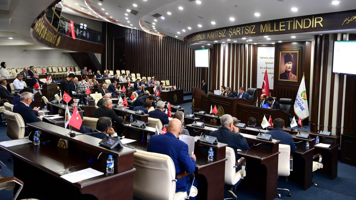 AK Parti, CHP ve MHP gruplar�n�n oy birli�iyle kabul edildi! Bakan Kurum'a fahri hem�ehrilik berat�