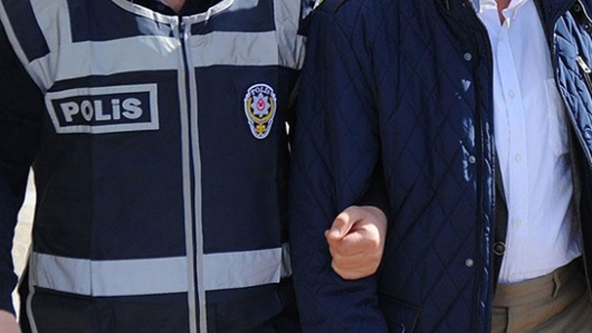 Avc�lar'da apartman�n bodrum kat�nda 2 bo� roketatar ele ge�irildi